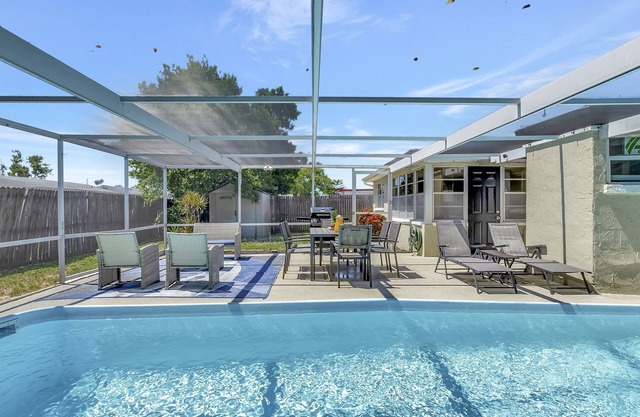 Pool! | BBQ ! Sleeps 8PPL | TV's | King Bed