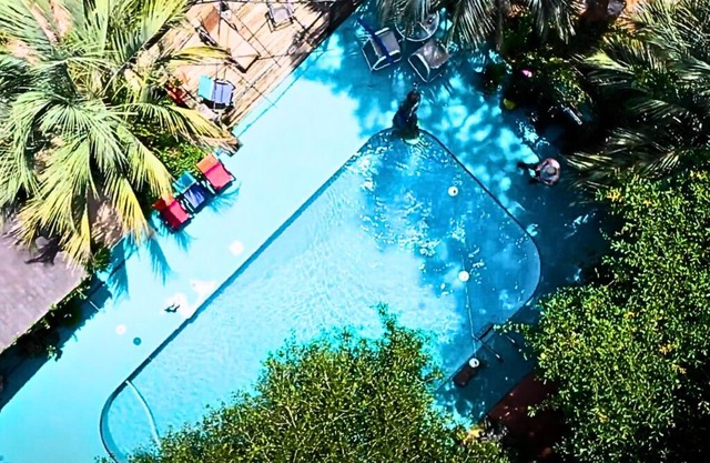 Hot tub/Pool/ Firepit/ Couples ez dwntwn, Guest Hs