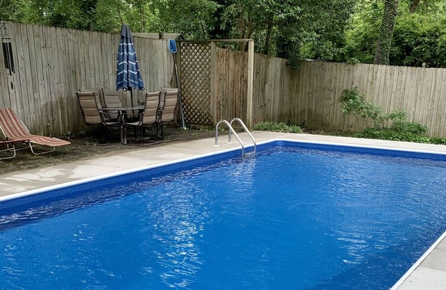 1940s bungalow, private pool, pets OK