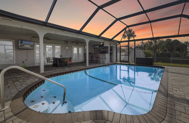 Waterfront Serenity: Pool│Docks│Kayaks│Outdoor Kitchen│Fire pit