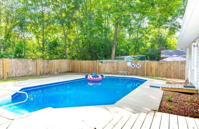 Pool, Fenced Yard, & Patio! Ventura Vista Retreat