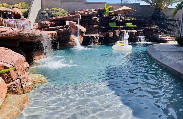 Pool fun in Murrieta, 35ft water slide💦, large jacuzzi, dog friendly 🐶
