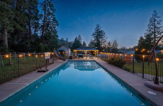 Pool*GameRm*Theater*Bar*FirePit*Pickleball*Volleyball