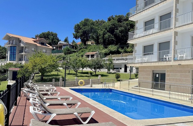 Piscine, jardin, aire de jeux, court de tennis et barbecue. 400 m. la plage