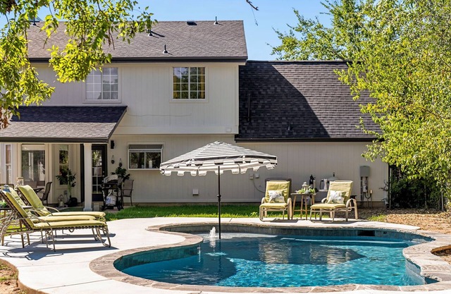 Pool Getaway | Movie Room | Games | Yard BBQ Pets