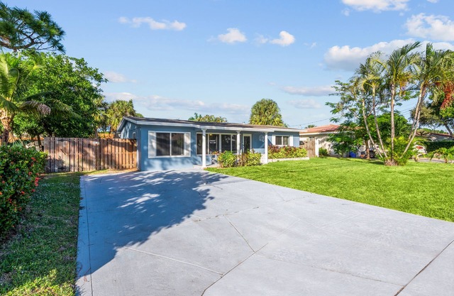 Pool*grill*fenced yard*pets ok*3 bedroom*2 bath*6 minutes to beach*private home