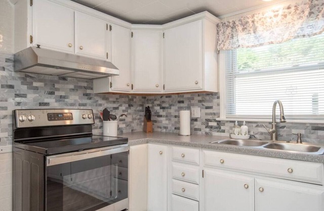 Stylish home with pool, kayaks, zipline & hot tub