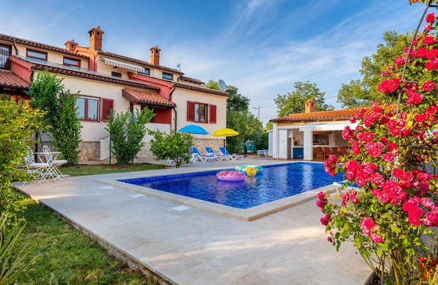 Piscine, grill, WiFi, vélos, billard, lave-vaisselle, lave-linge