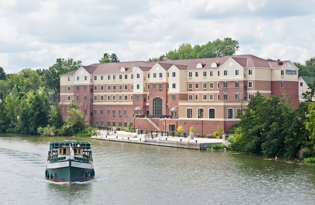 Pool & Gym. Suite Near Rochester University.