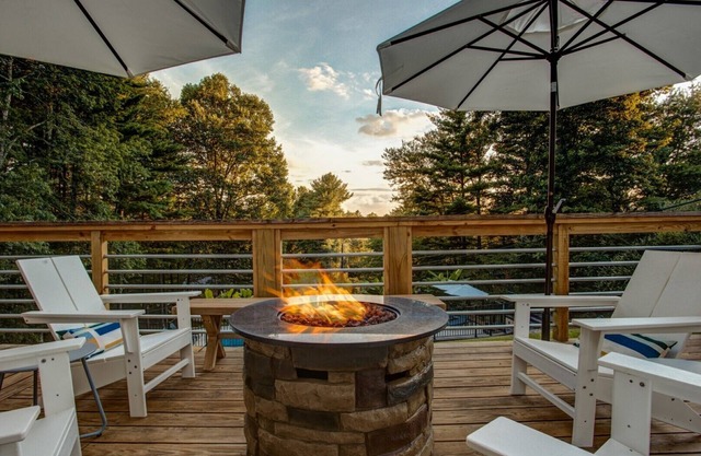 Pool Haus - Propriété SPECTACULAIRE, bain à remous, piscine privée; Destination Asheville! Pratique pour tout.