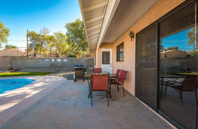 POOL HOME (1254) 3BD/2BA 1 KING, 2 QUEEN