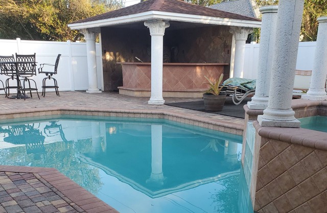 Maison de piscine de 2200 pieds carrés avec bar tiki