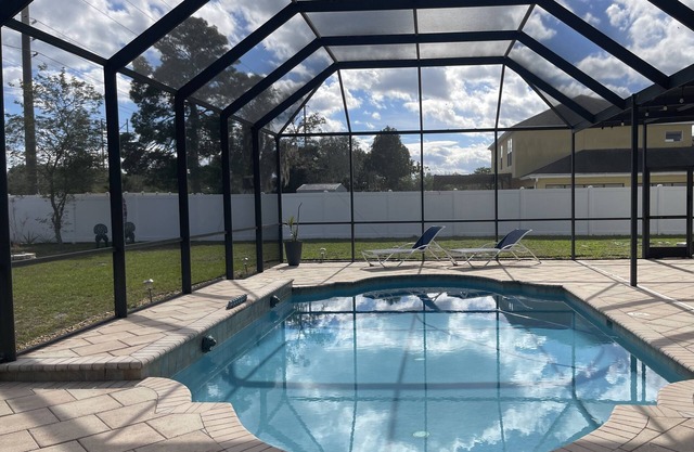 Pool home in Lakeland between Orlando and Tampa! Centrally located 3BR & 3.5 BR