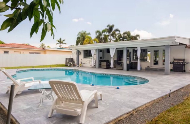 Pool Home in North Miami Beach. Everyone gets own bed ! Cookout / Small party
