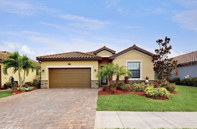 Pool home with hot tub,Dog friendly, club house, weight room, and more