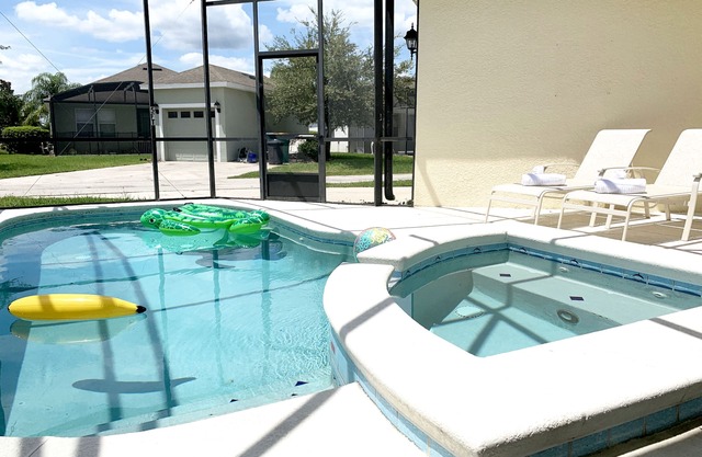 Villa avec 4 chambres, 4 salles de bains avec salle de jeux, piscine privée et spa située dans la localité du complexe
