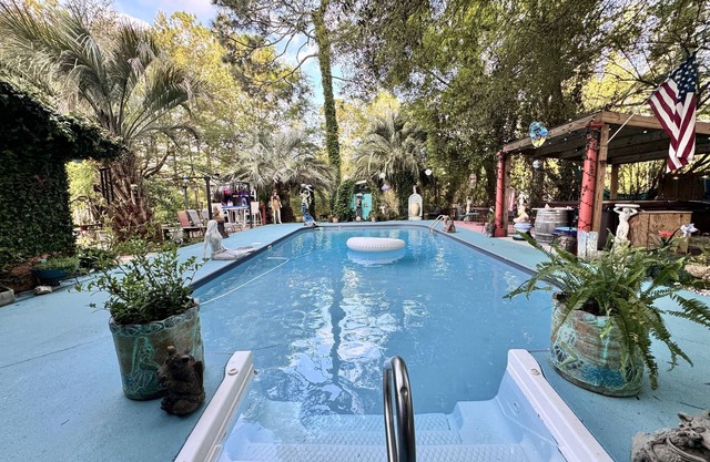 Hot tub, pool, 2 kings, fire pit, sleeps 4 adults