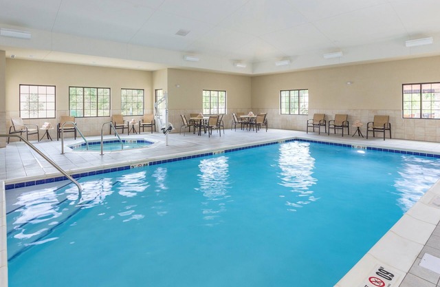 Studio accessible aux personnes malentendantes et à la mobilité | Petit-déjeuner quotidien gratuit, bain à remous commun + piscine