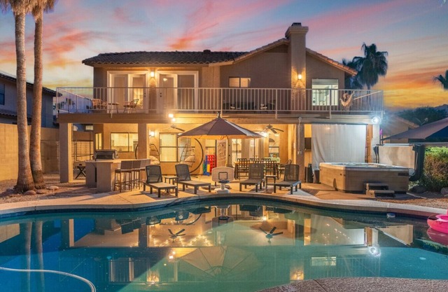 Pool + Hot Tub and So Much More! Sleeps 16!