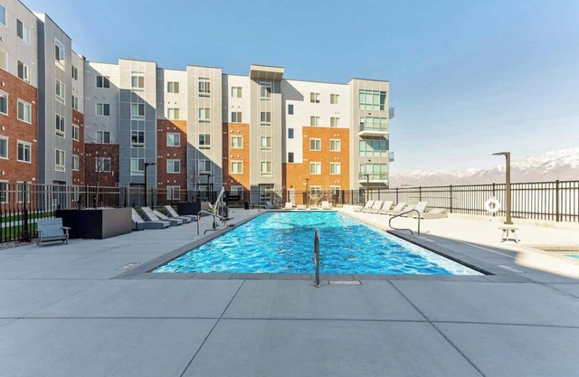 Pool + Hot tub | King Bed | Game Room | Parking