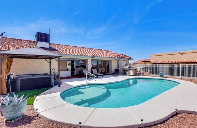 Pool & Hot Tub: Pet-Friendly Lake Havasu Home!