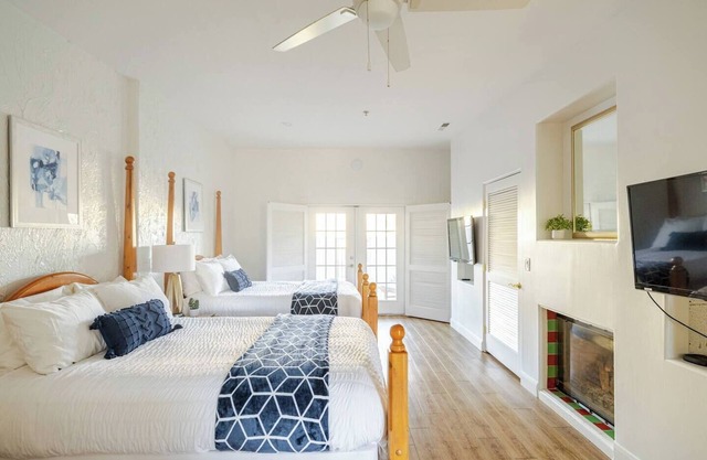 Luxury Villa - Steps to Pool, Pickleball & Spa