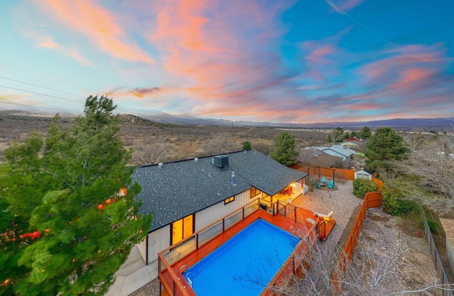 Pool/Hot Tub/Sauna/2 Game Rooms/2 Fire Pits/Mingus Mt. Views/Chef's kitchen