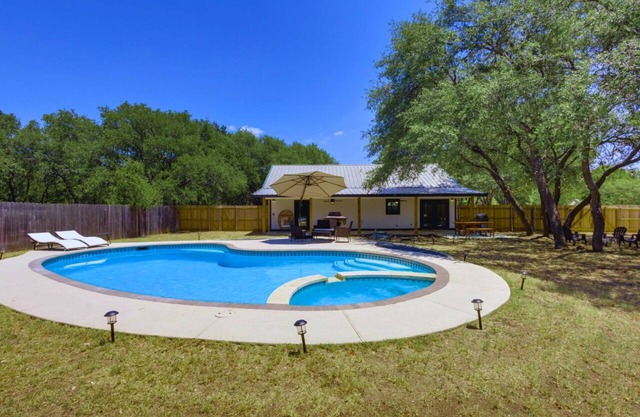 Salado Oasis - 7 Beds, Heated Pool, Hot Tub, Fire Pit & Chef Kitchen on 2-Acres