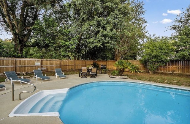 Pool House! Fire Pit~BBQ~ Family Friendly