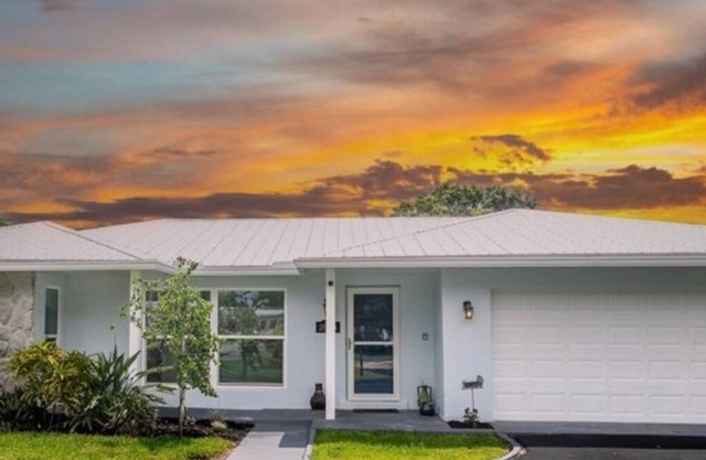 This house is a 2 bedroom(s), 2 bathrooms, located in Vero Beach, FL.