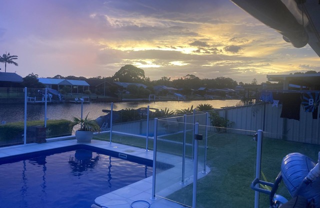 Pool house on the canal, private Jetty, Wifi
