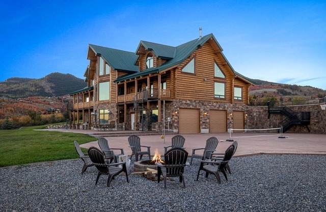 Huge, Rustic Cabin, Heated Indoor POOL, Sleeps 55+, 1Gbps WiFi & Tons of Parking
