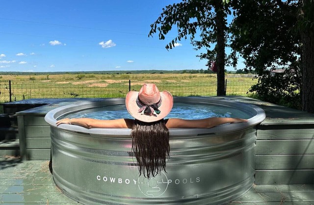 HOT Pool l Mountain & Sunrise Views - Happy Cow Cottage!