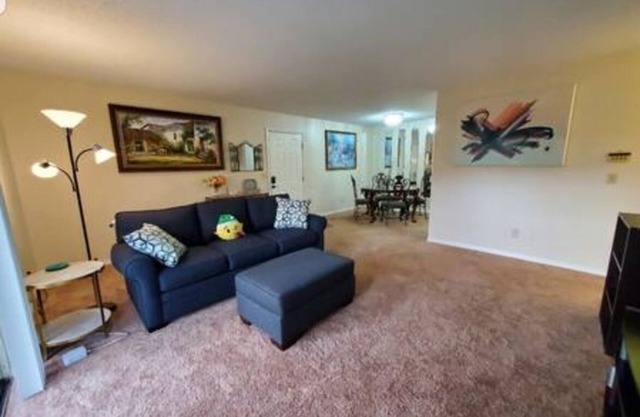 Pool Modern Queen Room4Rent in a 2BR 2BT Laundry