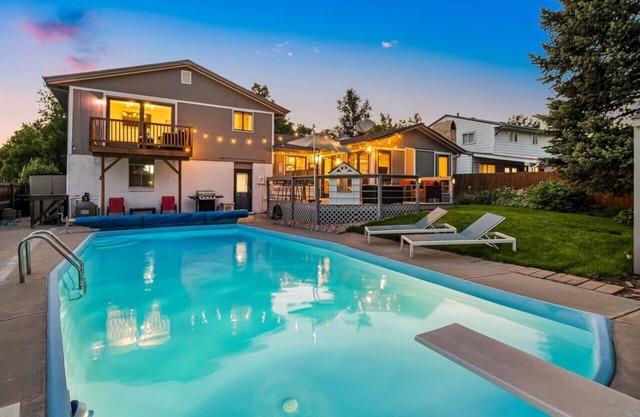 Pool Open~Families~Sleeps 12, Waterfront and Park!