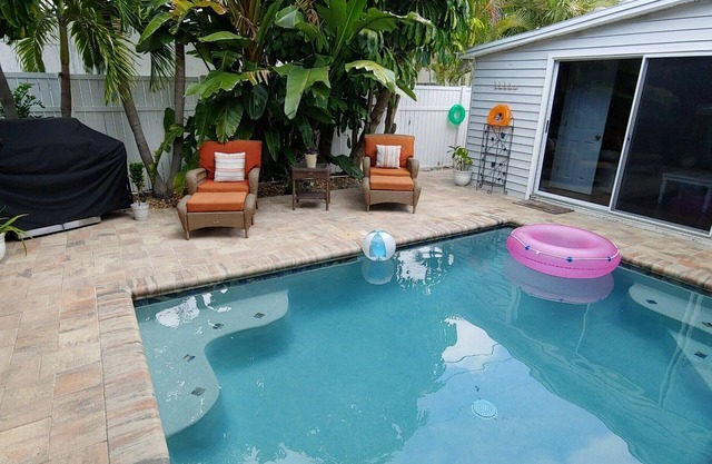 PISCINE, VIE PRIVÉE ET ÉTAPES DE LA PLAGE À DISTANCE