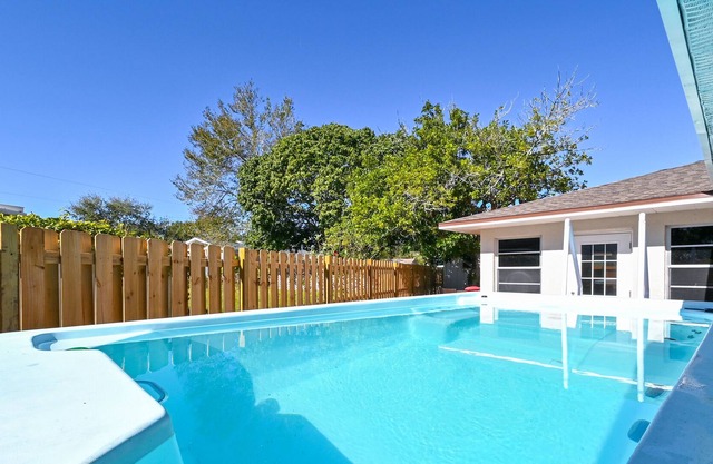 Pool Spa, Bunk Beds, Fully-Fenced, Private, Roomy