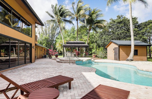Pool Table + Bar: Spacious West Palm Beach Retreat