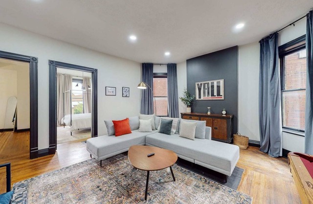 Pool Table|King Beds|0.6 miles from UofL|Downtown