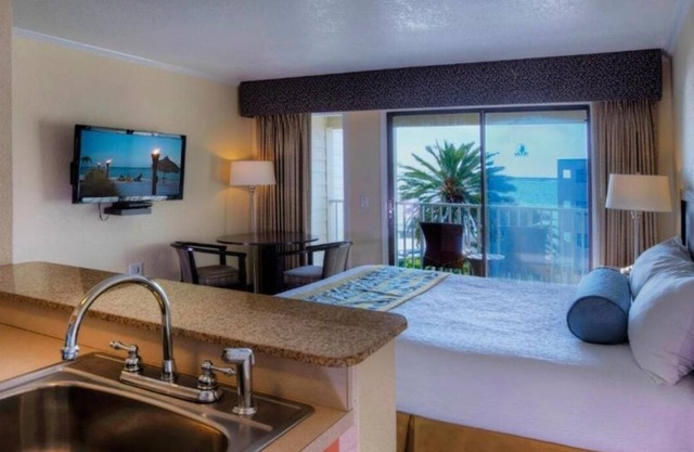 Relax and Recharge! Kitchen, Outdoor Pool, Parking, Near Henry B. Plant Museum!