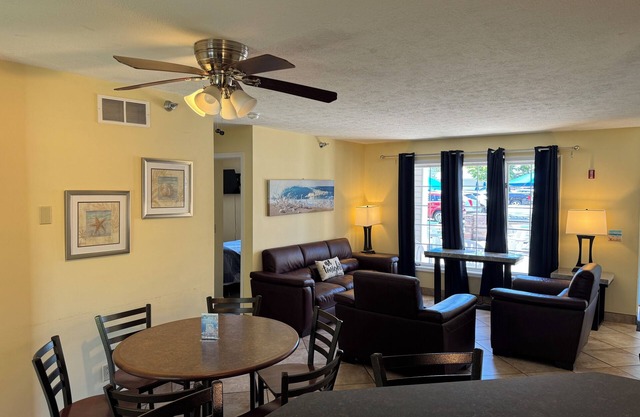 Pool View Condo pour 8 personnes avec 2 BR, 2 BA, Cuisine et Rénové Intérieur