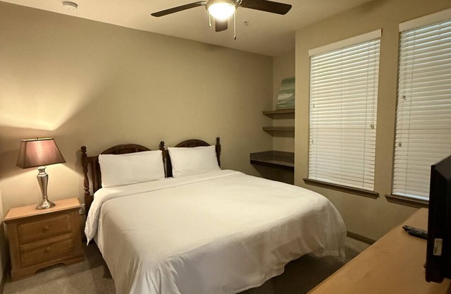 Vue sur la piscine Roi 1 Chambre / 1 salle de bain Condo à The Woodlands