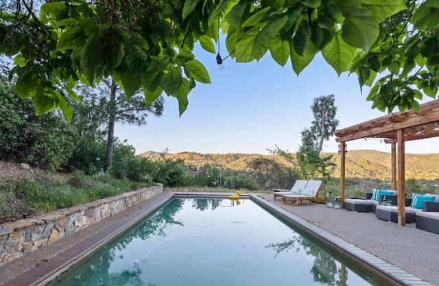 Standen Park by TGYR - Pool, views, privacy, 5 min to downtown!
