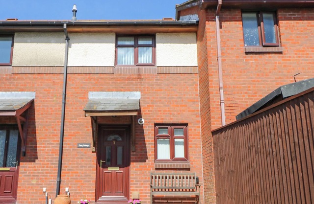 POOLE QUAY COTTAGE, family friendly, country holiday cottage in Poole