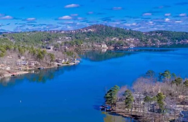 Tranquil lake view, double decks, beach, golf, hiking, swimming, fishing & more