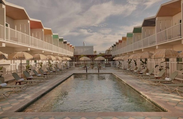 Poolside 2-Room with Queen Bed Near Galveston’s Top Coastal Spots