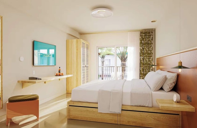 Poolside Balcony + King Bed | Rooftop Bar & Walk to Attractions