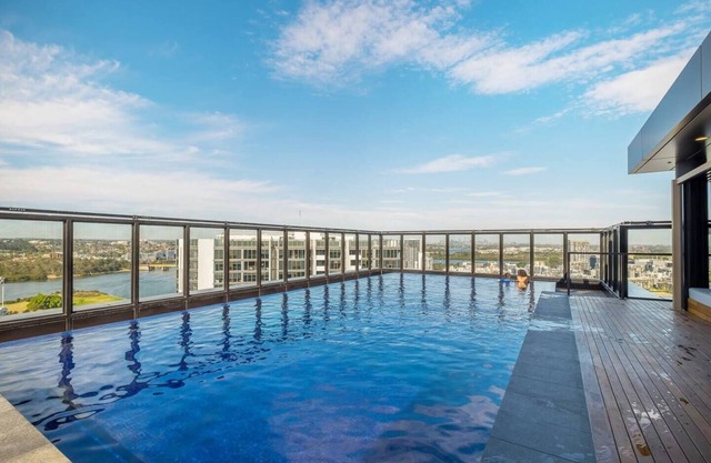 Poolside Bliss | 2Bed Retreat in Wentworth Point