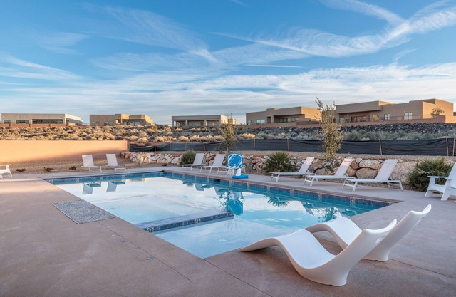 Poolside Palms Retreat at The Ledges Golf Club *Private Pool & Hot Tub*