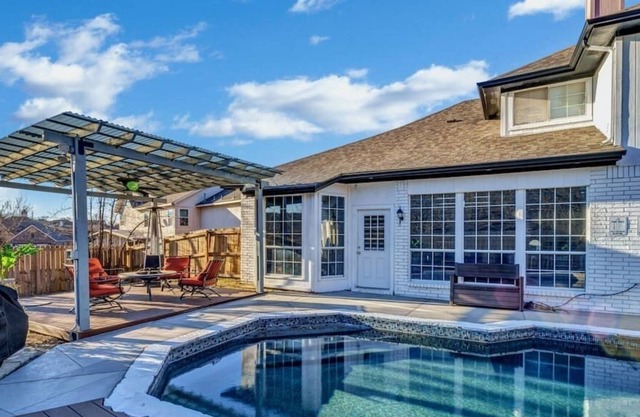 Poolside Paradise-5bd Retreat, Beautiful Pool/Yard